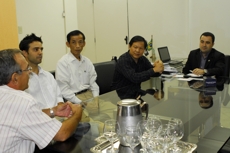 Chineses querem investir na região Centro-Oeste de Minas Gerais reunio no gabinete com empresrios chineses e prefeito 13-10-09 8